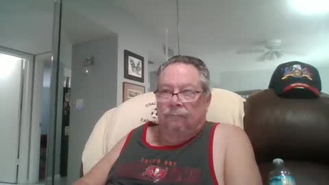 Snapshot of bbb1952 chatting on 10/28/25, 02:42 Single Grandpa in Florida. Love to C2C and have Fun Privately online show from 10/28/25, 02:42
