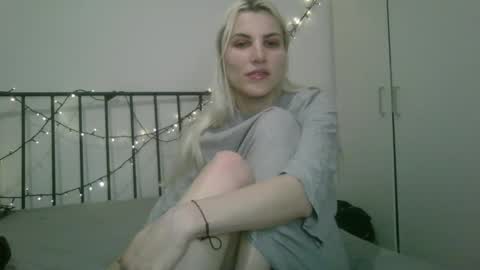 Snapshot of bea_trix77 chatting on 01/15/25, 09:30 Yours sweet Bea 3 online show from 01/15/25, 09:30