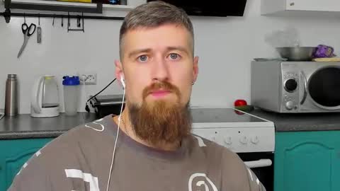 Snapshot of bearded_legend chatting on 09/26/25, 06:45 Zeus online show from 09/26/25, 06:45