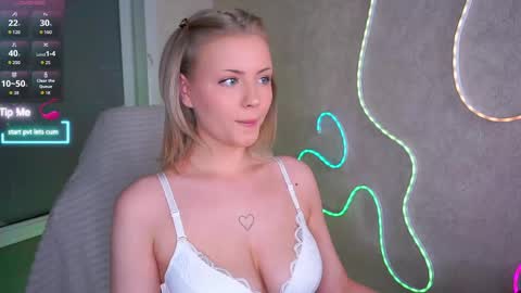 Snapshot of beatris_mils chatting on 04/19/26, 04:39 Beatrice online show from 04/19/26, 04:39