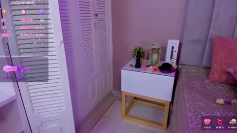 Snapshot of beauty_milf4 chatting on 01/09/25, 11:13 Chantall online show from 01/09/25, 11:13