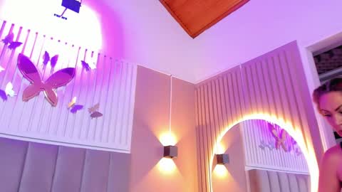 Snapshot of beauty_milf4 chatting on 01/17/25, 11:07 Chantall online show from 01/17/25, 11:07