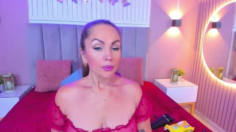 Snapshot of beauty_milf4 chatting on 01/18/25, 07:48 Chantall online show from 01/18/25, 07:48