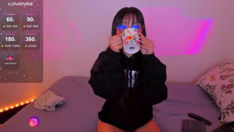 Snapshot of becca_be_ chatting on 01/17/25, 03:12 Becca is here online show from 01/17/25, 03:12