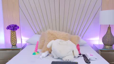 Laura Tobon online show from 09/30/25, 08:47