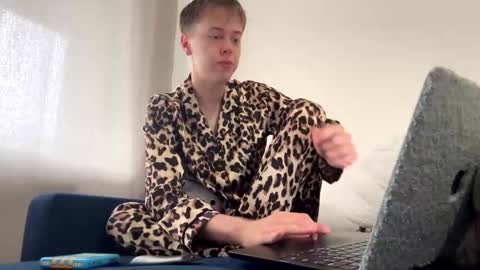 Snapshot of beeb0y chatting on 09/15/25, 10:59 beeb0y online show from 09/15/25, 10:59
