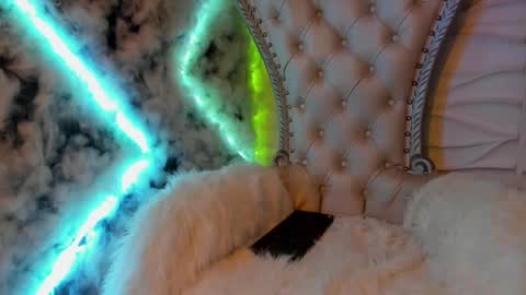 independent model online show from 12/10/24, 08:08