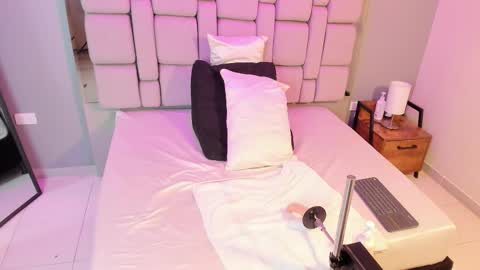 Bella online show from 12/15/25, 03:55