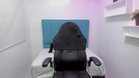 Bella online show from 09/22/25, 01:02