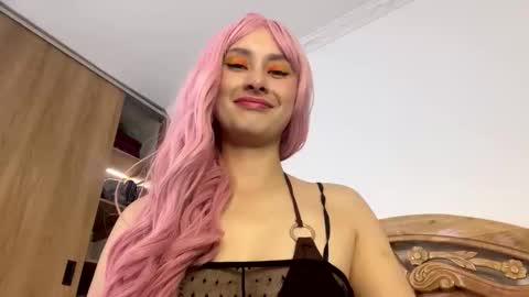 Snapshot of bella__w chatting on 10/23/25, 01:54 Zia online show from 10/23/25, 01:54