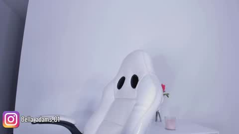 Snapshot of bella_adams_ chatting on 10/04/25, 04:43 isabella online show from 10/04/25, 04:43