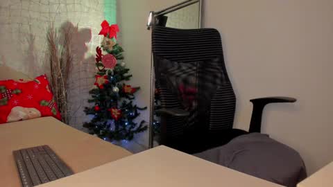 Snapshot of bella_desi chatting on 12/20/24, 03:10 Dessi online show from 12/20/24, 03:10