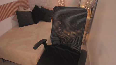 Snapshot of bella_desi chatting on 01/10/25, 12:15 Dessi online show from 01/10/25, 12:15