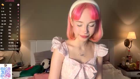 Snapshot of bella_gasp chatting on 10/20/25, 06:19 Jane online show from 10/20/25, 06:19