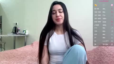 Snapshot of bella_gasp chatting on 11/08/25, 04:12 Jane online show from 11/08/25, 04:12