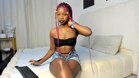 Snapshot of bella_thequeen chatting on 07/16/26, 02:06 Bella sweetpea online show from 07/16/26, 02:06