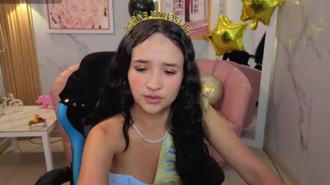 Snapshot of bella_vibes_s chatting on 05/17/26, 02:42 Bella online show from 05/17/26, 02:42