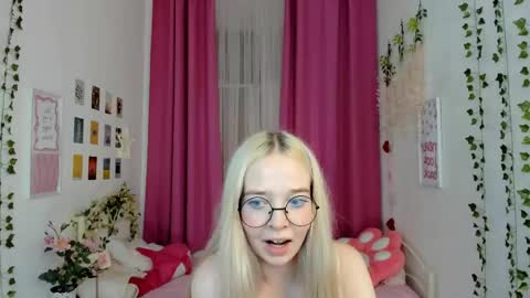 Snapshot of bellamontgomery chatting on 05/01/26, 04:00 Bella online show from 05/01/26, 04:00