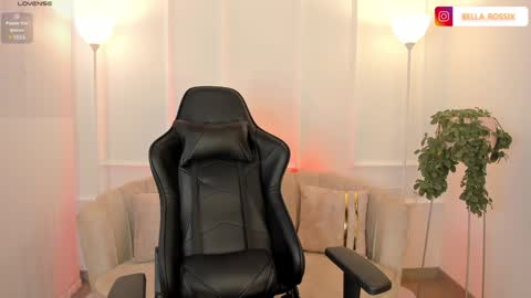 Snapshot of bellarossii chatting on 02/06/25, 02:15 CALL ME BELLA online show from 02/06/25, 02:15