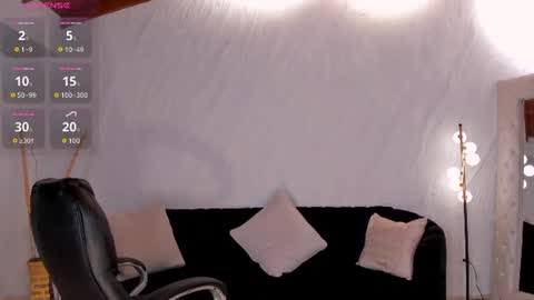 Snapshot of bellathompsonx_ chatting on 06/21/26, 04:26 Bella online show from 06/21/26, 04:26