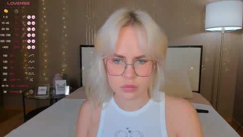 Bella online show from 09/30/25, 01:10