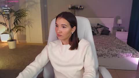 Snapshot of bellla_haddid chatting on 09/13/25, 12:32 Bella online show from 09/13/25, 12:32