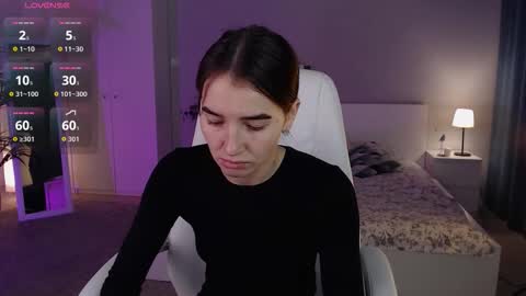 Snapshot of bellla_haddid chatting on 09/29/25, 01:00 Bella online show from 09/29/25, 01:00