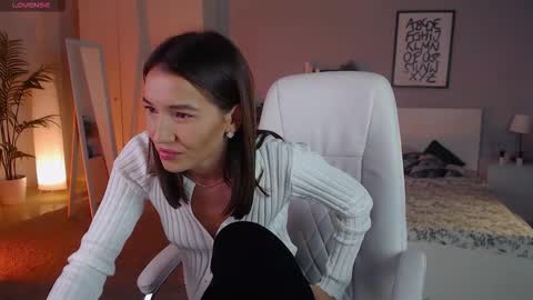 Snapshot of bellla_haddid chatting on 10/08/25, 01:25 Bella online show from 10/08/25, 01:25