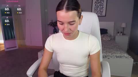 Snapshot of bellla_haddid chatting on 10/10/25, 01:15 Bella online show from 10/10/25, 01:15