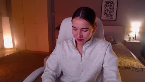 Snapshot of bellla_haddid chatting on 10/12/25, 01:04 Bella online show from 10/12/25, 01:04