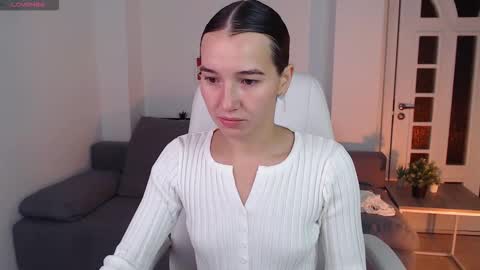 Snapshot of bellla_haddid chatting on 10/15/25, 01:17 Bella online show from 10/15/25, 01:17