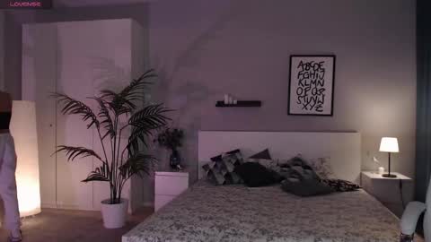 Snapshot of bellla_haddid chatting on 10/19/25, 01:06 Bella online show from 10/19/25, 01:06