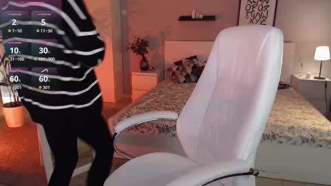 Snapshot of bellla_haddid chatting on 10/21/25, 01:06 Bella online show from 10/21/25, 01:06