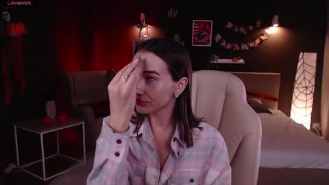 Snapshot of bellla_haddid chatting on 10/23/25, 01:05 Bella online show from 10/23/25, 01:05