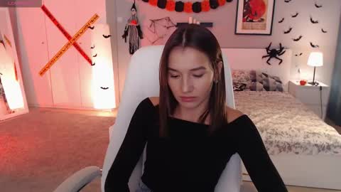 Snapshot of bellla_haddid chatting on 10/26/25, 01:33 Bella online show from 10/26/25, 01:33