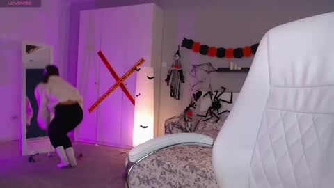 Snapshot of bellla_haddid chatting on 10/29/25, 01:41 Bella online show from 10/29/25, 01:41