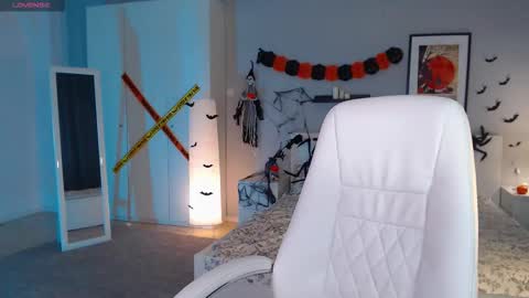 Snapshot of bellla_haddid chatting on 10/30/25, 01:40 Bella online show from 10/30/25, 01:40