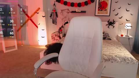 Snapshot of bellla_haddid chatting on 10/31/25, 01:17 Bella online show from 10/31/25, 01:17