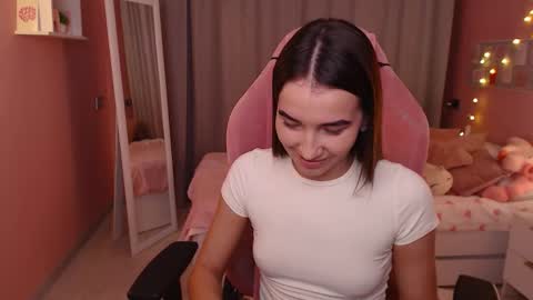 Snapshot of bellla_haddid chatting on 12/01/25, 02:00 Bella online show from 12/01/25, 02:00