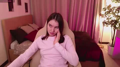 Snapshot of bellla_haddid chatting on 12/14/25, 01:55 Bella online show from 12/14/25, 01:55