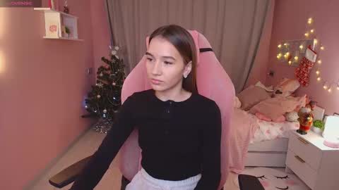 Snapshot of bellla_haddid chatting on 12/21/25, 03:02 Bella online show from 12/21/25, 03:02