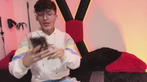 Neon online show from 11/10/25, 11:20