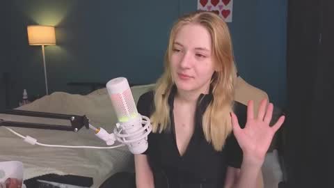 Snapshot of benty_bunny chatting on 02/19/25, 11:28 Alice online show from 02/19/25, 11:28