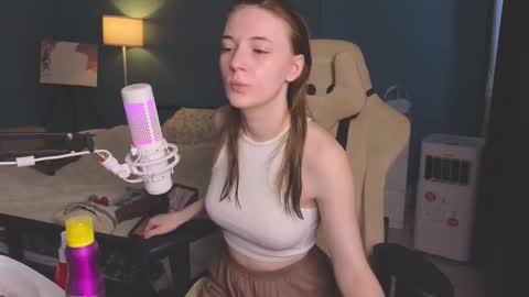 Snapshot of benty_bunny chatting on 09/18/25, 10:28 Alice online show from 09/18/25, 10:28