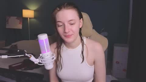 Snapshot of benty_bunny chatting on 09/25/25, 10:30 Alice online show from 09/25/25, 10:30