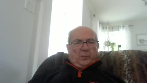 Snapshot of bernard1102 chatting on 06/25/26, 02:10 bernard1102 online show from 06/25/26, 02:10