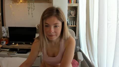 Snapshot of bestgirl_ofthe_neighborhood chatting on 04/25/26, 07:55 Vicky online show from 04/25/26, 07:55