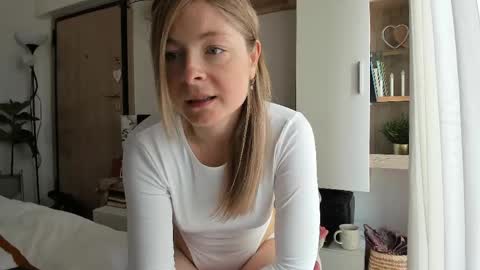 Snapshot of bestgirl_ofthe_neighborhood chatting on 05/19/26, 09:37 Vicky online show from 05/19/26, 09:37