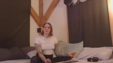 Snapshot of betsybradcock chatting on 12/18/25, 06:47 Betsy online show from 12/18/25, 06:47