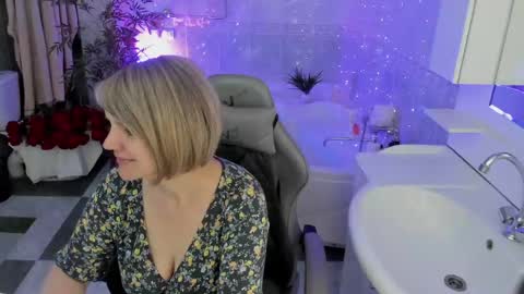 Snapshot of bettygibsonn chatting on 04/19/26, 01:27 Betty online show from 04/19/26, 01:27